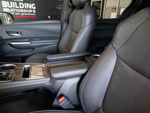 Used 2025 Toyota Sienna Platinum AWD/4WD image 10