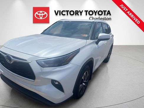 Used 2022 Toyota Highlander XLE AWD/4WD image 1