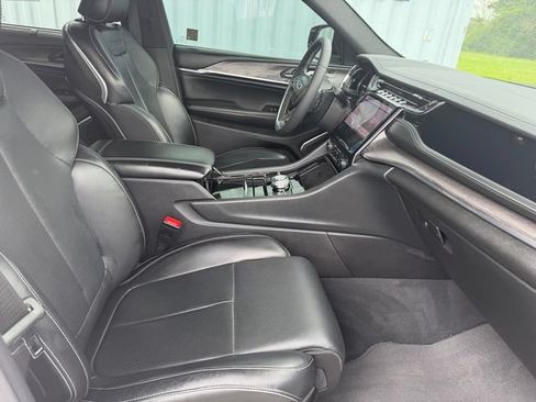 Used 2023 Jeep Grand Cherokee Overland w/ Luxury Tech Group IV AWD/4WD image 14