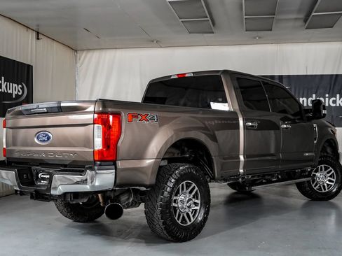 Used 2017 Ford F250 XLT w/ XLT Premium Package AWD/4WD image 8