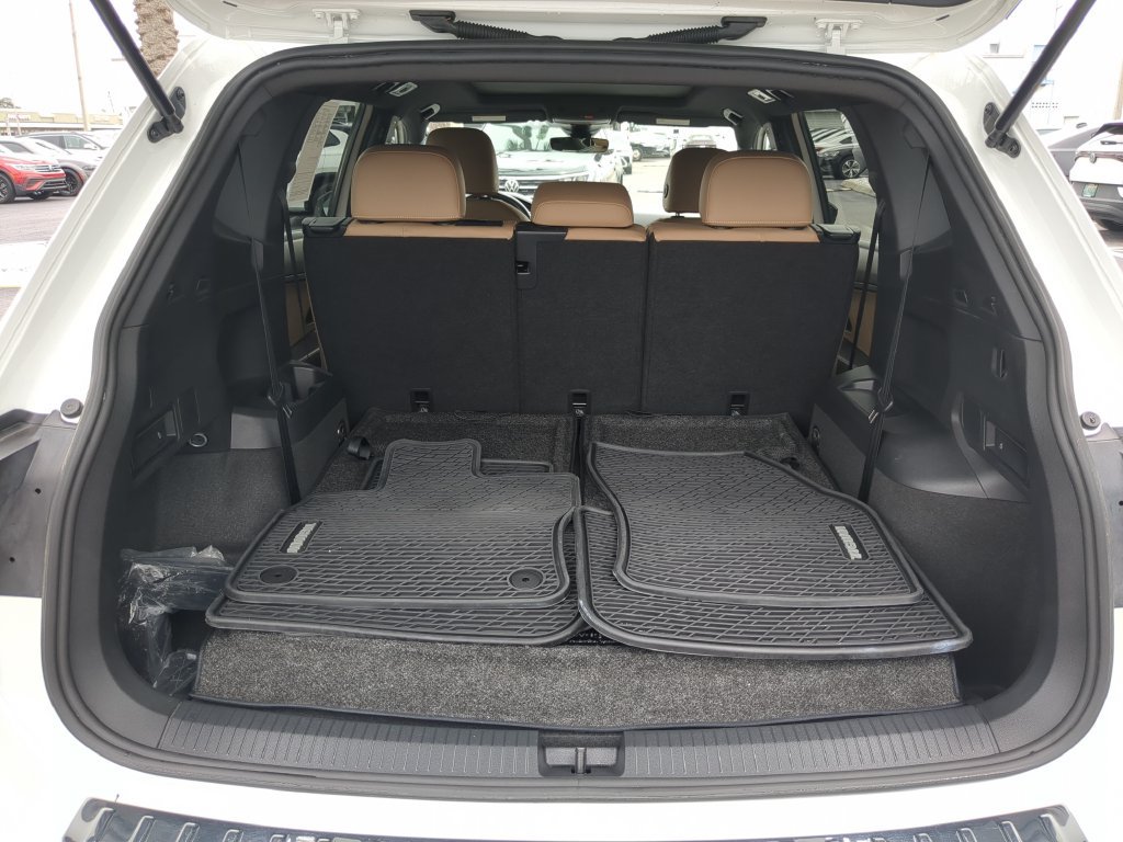 Certified 2023 Volkswagen Tiguan SE R-Line FWD image 9