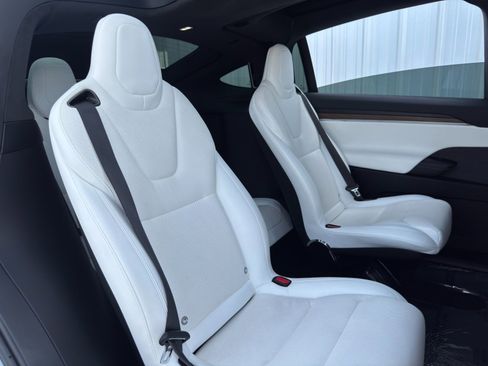 Used 2022 Tesla Model X image 43