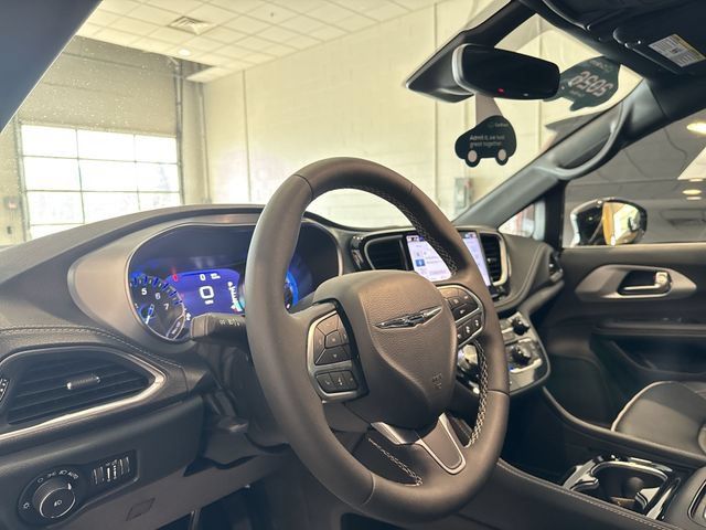 Used 2026 Chrysler Pacifica Limited FWD image 8