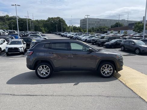 Used 2022 Jeep Compass Latitude AWD/4WD image 7