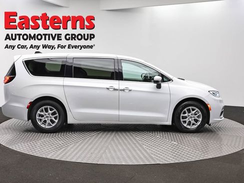 Used 2023 Chrysler Pacifica Touring-L FWD image 4