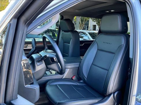 Used 2025 GMC Sierra 2500 Denali w/ Denali Reserve Package image 8