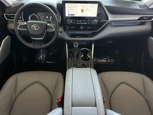 Used 2025 Toyota Highlander XLE AWD/4WD image 12