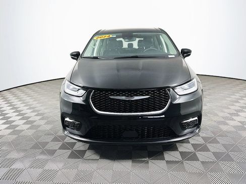 Certified 2024 Chrysler Pacifica Touring-L image 4