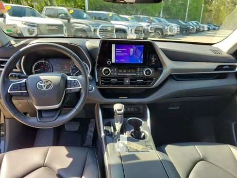 Used 2023 Toyota Highlander XLE FWD image 21