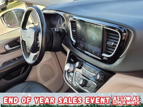 Used 2022 Chrysler Pacifica Touring-L image 11