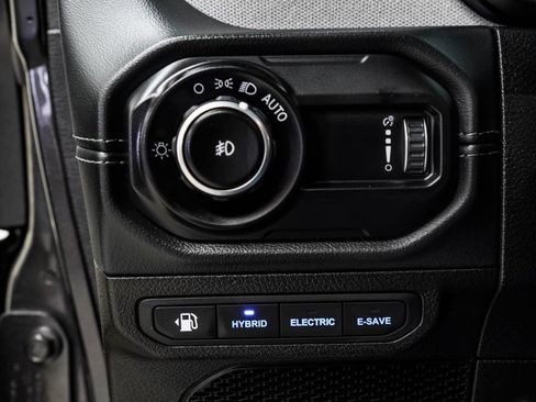 Used 2024 Jeep Wrangler Unlimited Sahara w/ Technology Group AWD/4WD image 43