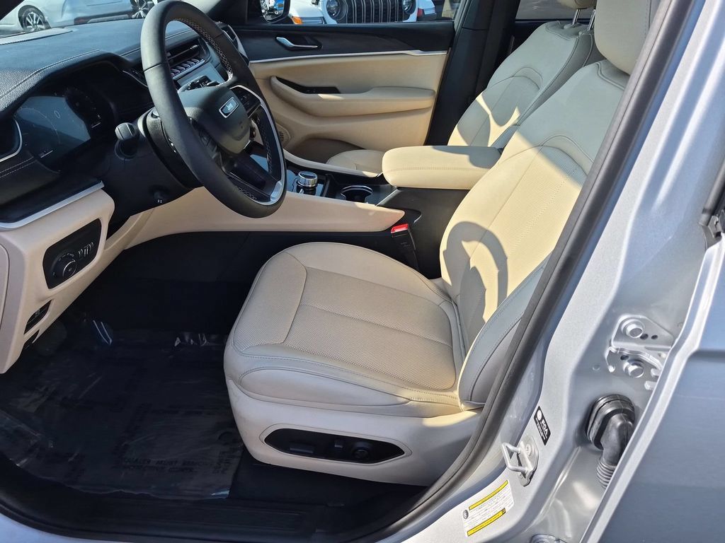 Used 2025 Jeep Grand Cherokee Limited w/ Luxury Tech Group II AWD/4WD image 12
