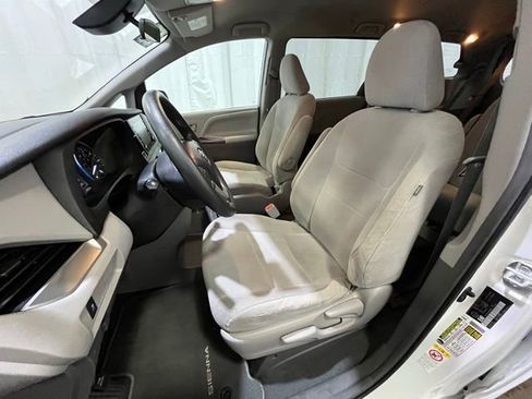 Used 2019 Toyota Sienna L FWD image 2
