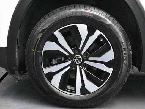 Used 2024 Volkswagen Atlas SE image 11