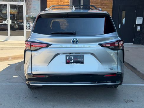 Used 2023 Toyota Sienna Platinum AWD/4WD image 9