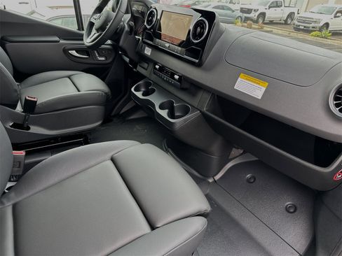 Used 2024 Mercedes-Benz Sprinter 3500 image 17