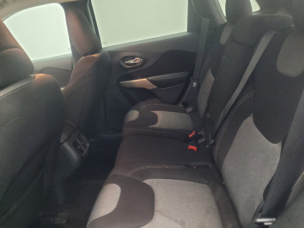 Used 2017 Jeep Cherokee Sport FWD image 18
