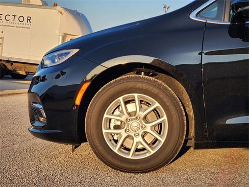 New 2026 Chrysler Pacifica Select image 5