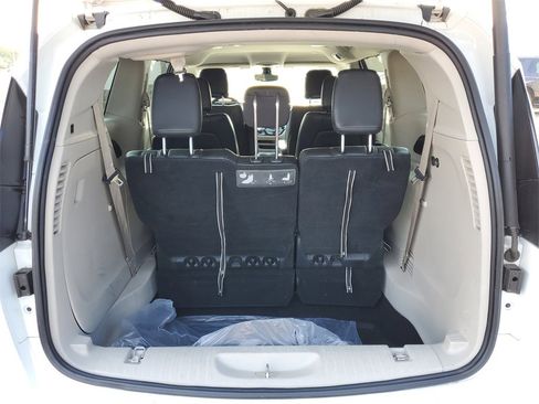 Used 2017 Chrysler Pacifica Touring-L image 9