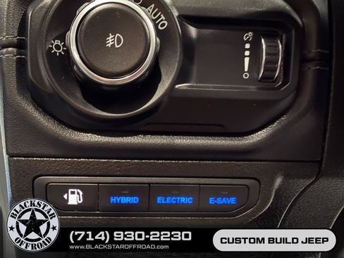 Used 2025 Jeep Wrangler Unlimited Sahara w/ Safety Group AWD/4WD image 27