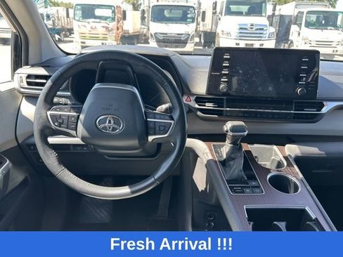 Used 2024 Toyota Sienna XLE FWD image 11