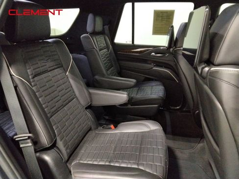 Used 2023 Cadillac Escalade Sport Platinum w/ LPO, ONYX Package image 43