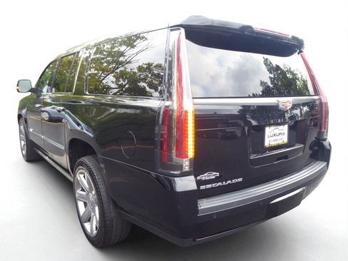 Used 2020 Cadillac Escalade ESV Premium Luxury image 8