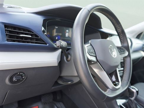 Used 2024 Volkswagen Taos SE FWD image 12