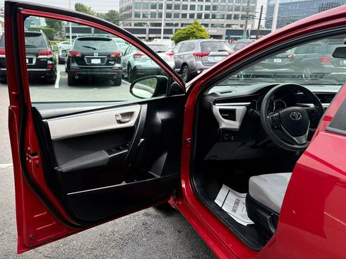Used 2015 Toyota Corolla LE FWD image 9