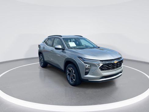 Used 2024 Chevrolet Trax LT w/ Driver Confidence Package FWD image 2