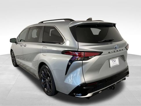 Used 2022 Toyota Sienna XSE w/ XSE Plus Package FWD image 7
