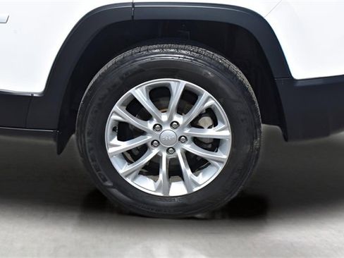 Used 2019 Jeep Cherokee Latitude w/ Popular Appearance Group image 9