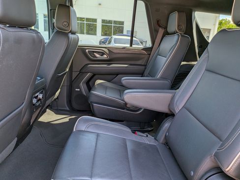 Used 2023 GMC Yukon SLT w/ SLT Premium Package image 16