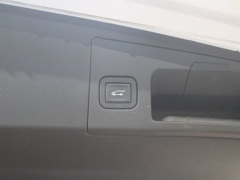 Used 2018 Cadillac XT5 AWD image 17