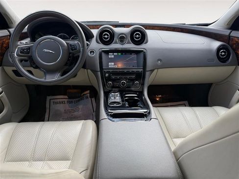 Used 2015 Jaguar XJ image 11