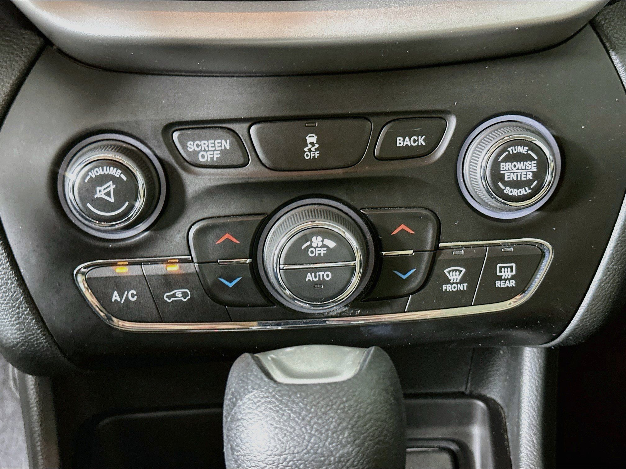 Used 2015 Jeep Cherokee Latitude w/ Comfort/Convenience Group FWD image 23