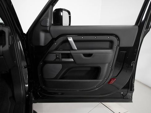Used 2023 Land Rover Defender 90 V8 image 42