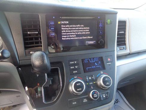 Used 2017 Toyota Sienna LE image 17