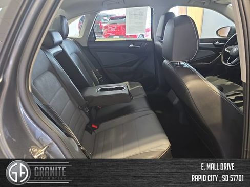 Used 2025 Volkswagen Jetta SE FWD image 33