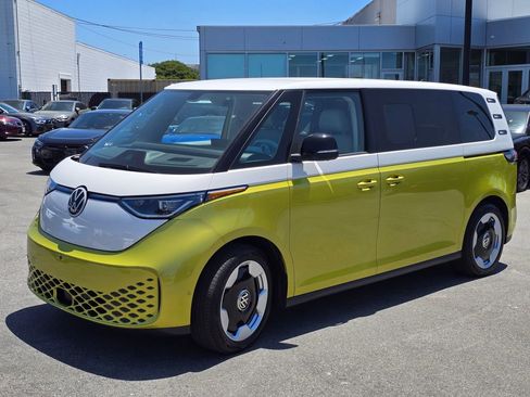 Used 2025 Volkswagen ID. Buzz Pro S Plus RWD image 2