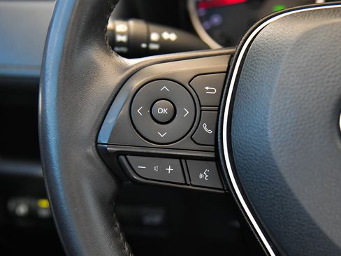 Used 2020 Toyota RAV4 XLE Premium FWD image 30