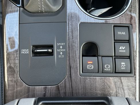 Used 2024 Toyota Highlander Platinum AWD/4WD image 37