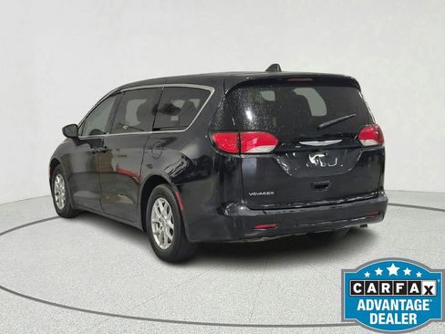 Used 2022 Chrysler Voyager LX FWD image 3