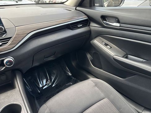Used 2025 Nissan Altima 2.5 SV FWD image 35