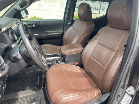 Used 2021 Toyota Tacoma Limited w/ Nightshade Package AWD/4WD image 17