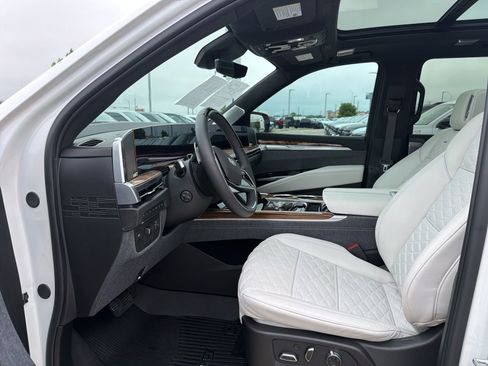 Used 2025 Cadillac Escalade ESV Sport Platinum AWD/4WD image 13