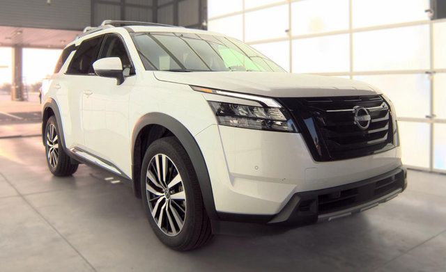 Used 2025 Nissan Pathfinder Platinum w/ Black Appearance Package AWD/4WD image 2