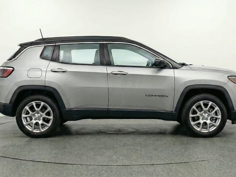 Used 2025 Jeep Compass Limited AWD/4WD image 11