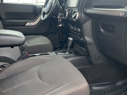 Used 2016 Jeep Wrangler Unlimited Rubicon w/ Connectivity Group AWD/4WD image 11