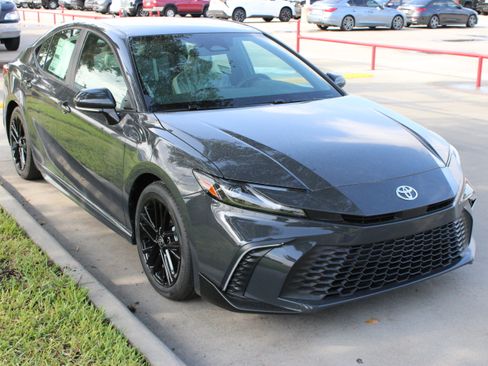 Used 2026 Toyota Camry SE FWD image 2